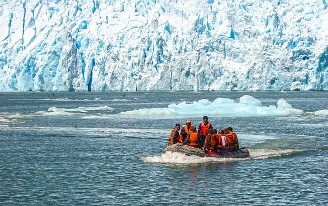 A group of rafters getting away from the artic glaziers